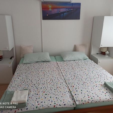 Appartamento Sunce Apartman Bratkovice 1-8C Drače Esterno foto
