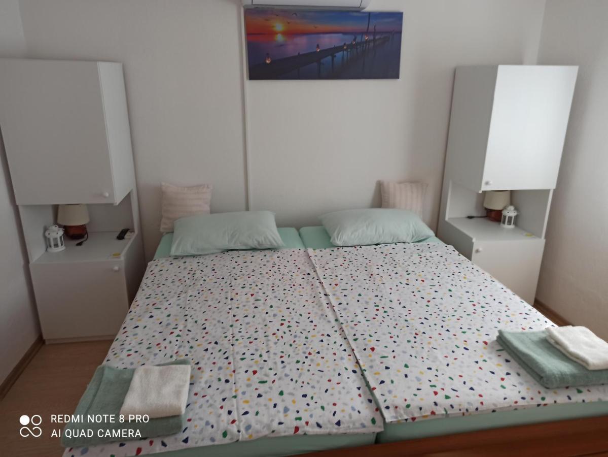 Appartamento Sunce Apartman Bratkovice 1-8C Drače Esterno foto