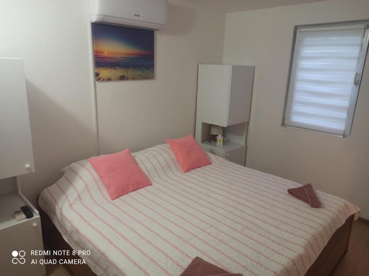 Appartamento Sunce Apartman Bratkovice 1-8C Drače Esterno foto